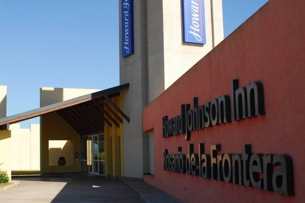 Howard Johnson Inn Rosario De La Frontera Bagian luar foto