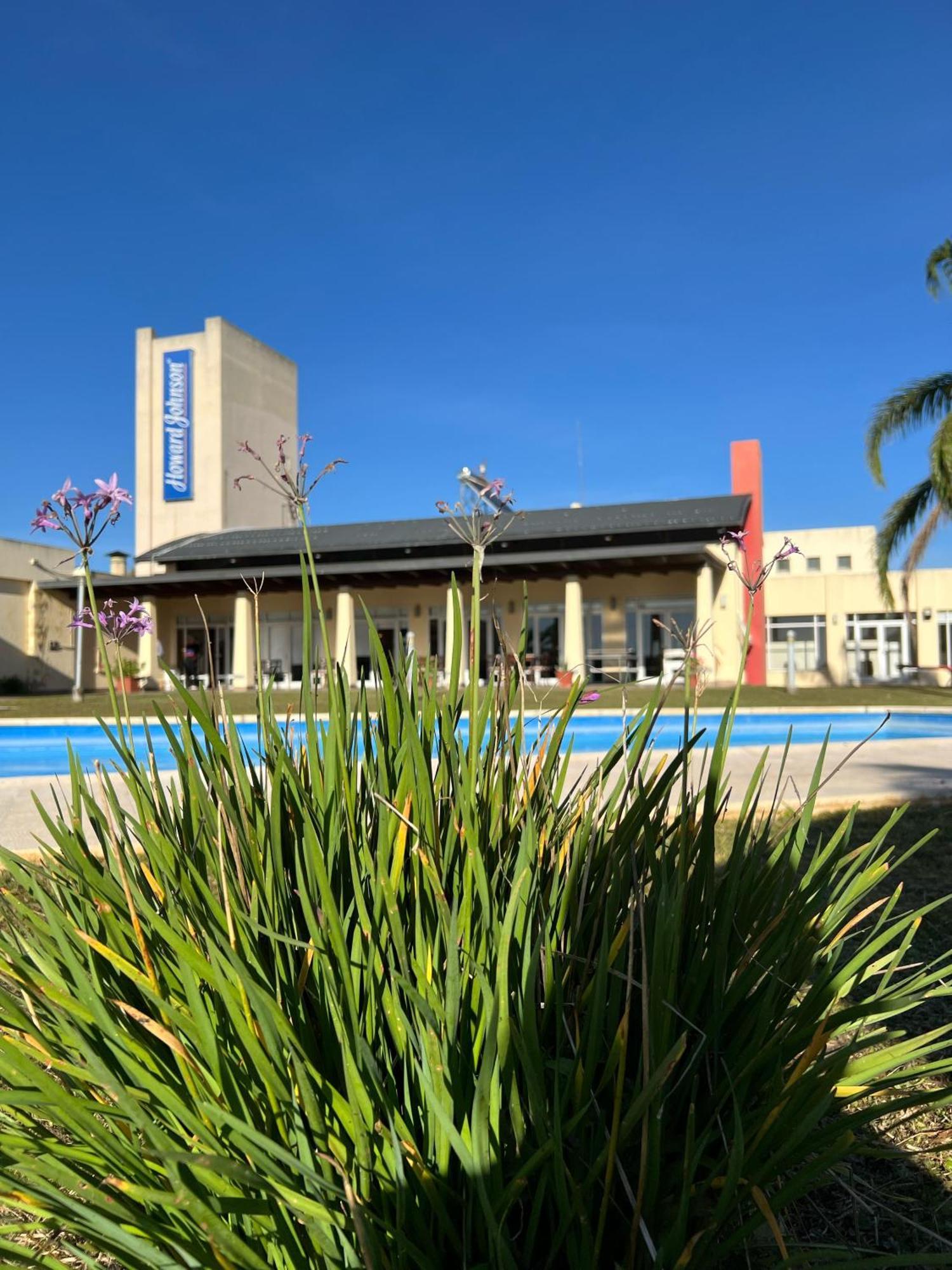 Howard Johnson Inn Rosario De La Frontera Bagian luar foto