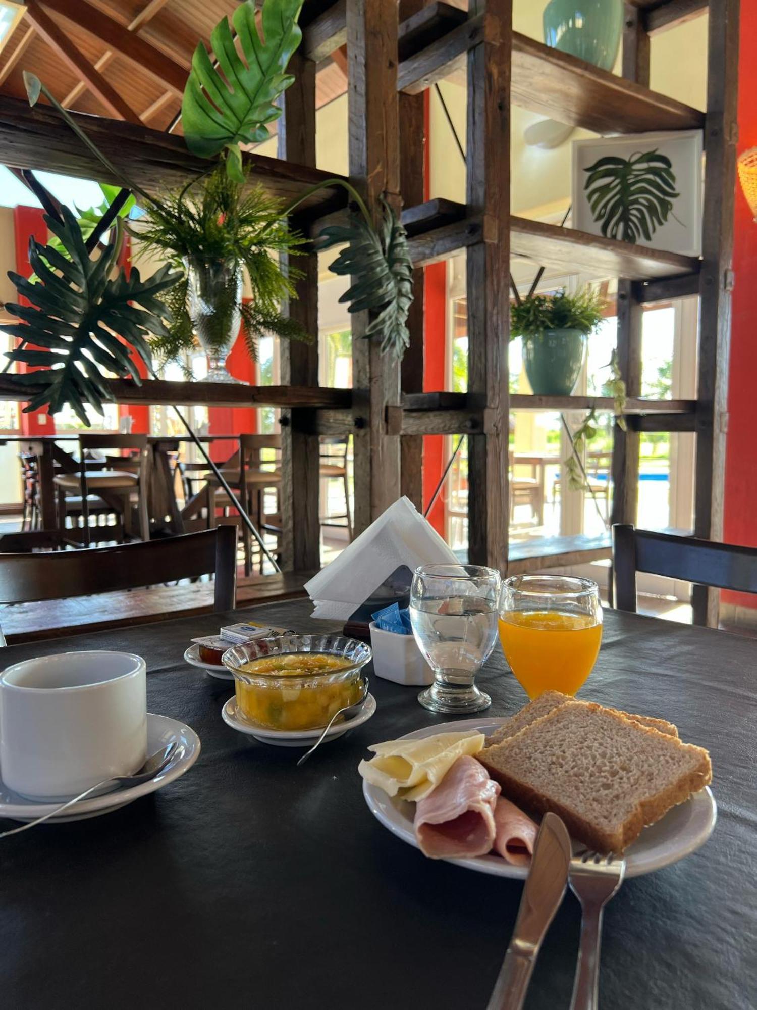 Howard Johnson Inn Rosario De La Frontera Bagian luar foto