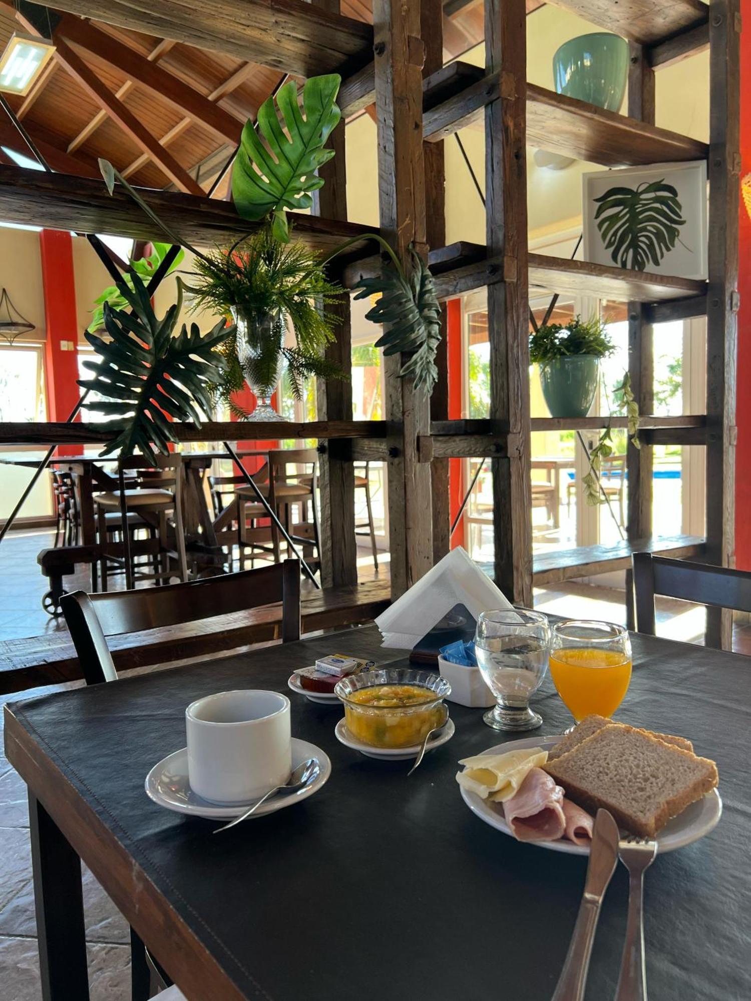 Howard Johnson Inn Rosario De La Frontera Bagian luar foto
