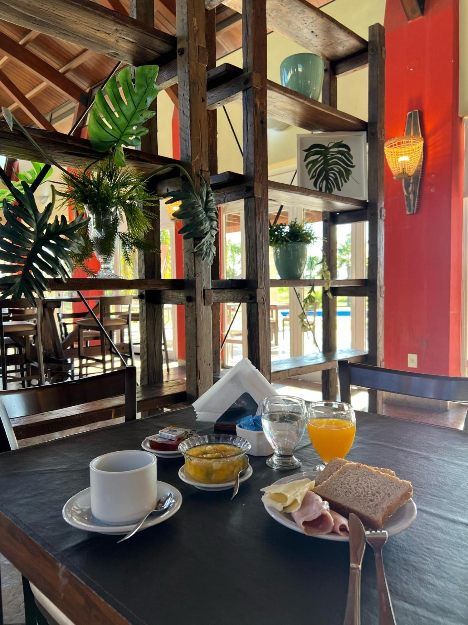 Howard Johnson Inn Rosario De La Frontera Bagian luar foto