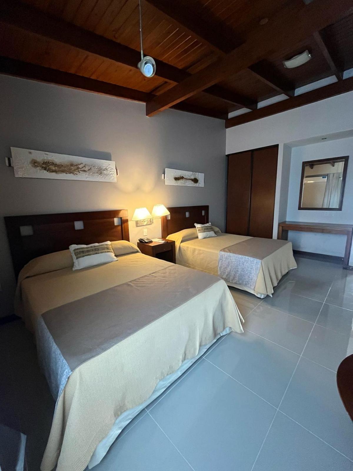 Howard Johnson Inn Rosario De La Frontera Bagian luar foto
